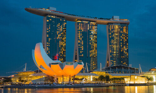 Singapore by night (Julien de Salaberry, Unsplash)