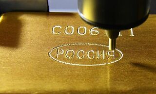 Gold bar being stamped in Krasnojarsk, Russia (image: Keystone)