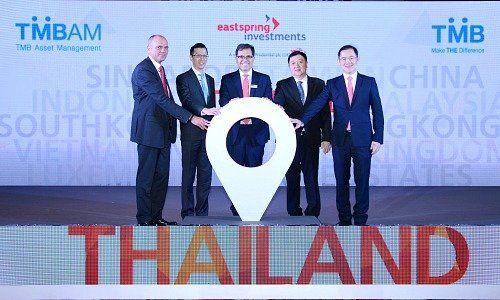 Nic Nicandrou CEO at Prudential Asia (center), Guy Strapp, CEO at Eastspring Investment (left), Piti Tantakasem, CEO at TMB Bank (2nd from left), Somjin Sornpaisarn, CEO at TMBAM (right), and Prasong Poontaneat Chairman of TMB (2nd from right).