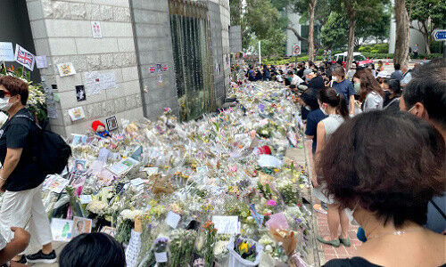 In front of the British Consulate General in Hong Kong (Image: Andrew Isbester/finews)