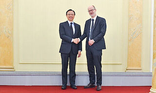 HKMA's Darryl Chan and SIF's Christoph König (Left to right; image: HKMA)