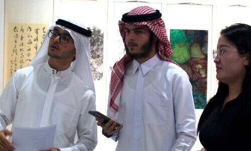 Arab buyers at Samia Art Gallery, Dubai. (Image: finews)