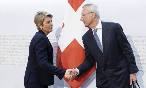 Finance Minister Karin Keller-Sutter and Credit Suisse Chairman Axel Lehmann (Image: Keystone)