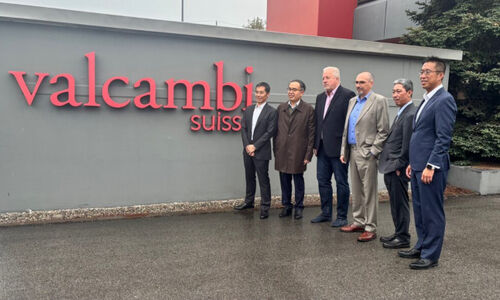 Dario Pong, Shiu Wing Steel; Christopher Hui, FSTB; Michael Mesaric, Valcambi; Simone Knobloch, Valcambi; Ping Keung Chan, CEO Hong Kong Precious Metals Central Clearing Company; Henry Mak, Principal Assistant Secretary. (From left; image: courtesy of the company)