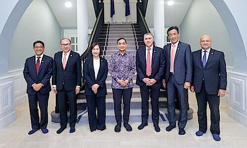 Gathering of OCBC senior leaders, including group CEO Helen Wong (left of center), and Johor chief minster Onn Hafiz bin Ghazi (center) (Image: OCBC)