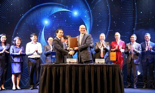 Signing ceremony with Evrard Bordier (left) and MB CEO Luu Trung Thai in Hanoi