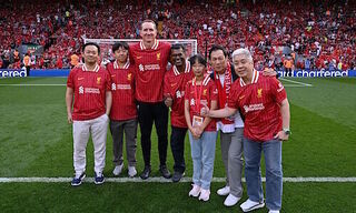Liverpool FC goalkeeper Chris Kirkland (third from the left) poses with banking clients (Image: Standard Chartered)