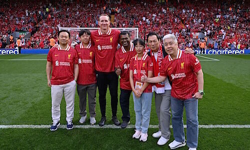 Liverpool FC goalkeeper Chris Kirkland (third from the left) poses with banking clients (Image: Standard Chartered)
