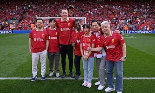 Liverpool FC goalkeeper Chris Kirkland (third from the left) poses with banking clients (Image: Standard Chartered)