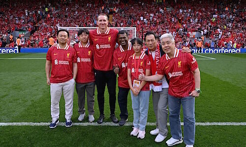 Liverpool FC goalkeeper Chris Kirkland (third from the left) poses with banking clients (Image: Standard Chartered)