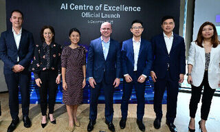  Manulife leaders, Digital Industry Singapore and SPS Hanyan Goh, at the official launch of the Manulife AI CoE