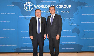 WBG chief administrative officer Zhang Wencai and Paul Chan (Left to right; image: HKSAR Government)