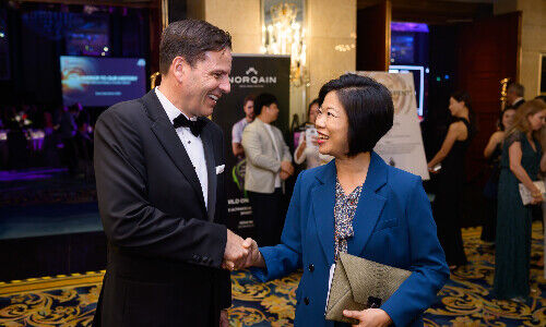 H.E. Swiss Ambassador Frank Grütter and Sim Ann, Singapore’s Senior Minister of State (Image: SwissCham) 
