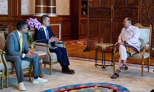 Changpeng Zhao (center) and Malaysian Prime Minister Anwar Ibrahim (right) (Image: X)