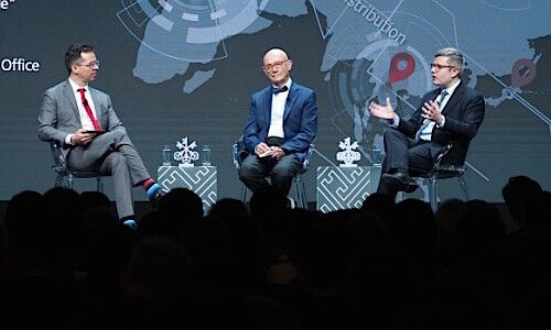 Pascal Lamy (center) (Image: UBS)