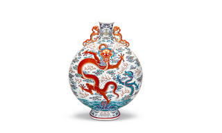 A rare 'doucai' «dragon» moonflask (Image: Christie's)