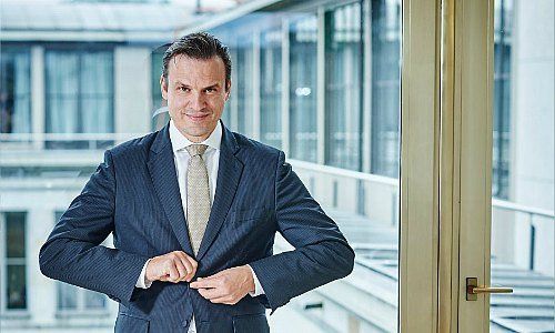 Swiss Life CEO Back at His Desk